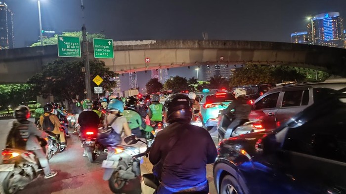 Macet di Jalan Gatot Soebroto sekitar DPR malam ini (Rizky/detikcom)