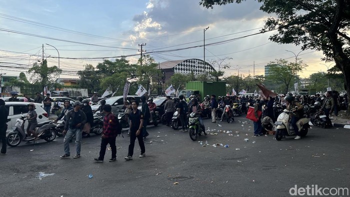 Massa aksi yang tergabung dalam Gerakan Anti Monopoli (Geram) yang berunjuk rasa di Kantor Gubernur Sulawesi Selatan (Sulsel) membubarkan diri.