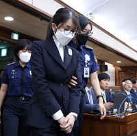 Semua bermula dari sebuah tas desainer. Kemudian bertambah menjadi dua, disusul kalung berlian mewah dan berbagai hadiah lainnya. Kini, rangkaian kemewahan itu berujung pada hukuman penjara bagi mantan ibu negara Korea Selatan. Foto: Chung Sung-Jun/Pool via REUTERS Purchase Licensing Rights