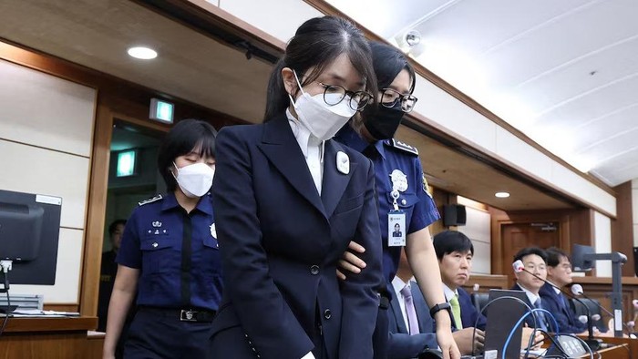 SEOUL, SOUTH KOREA - SEPTEMBER 24: Ex first lady Kim Keon-hee arives for her first trial hearing on corruption charges at a courtroom of the Seoul Central District Court on September 24, 2025 in Seoul, South Korea. The hearing is taking place after special counsel indicted Kim with physical detention on charges of violating the Capital Markets Act, the Political Funds Act and a law on the acceptance of bribes for mediation on Aug. 29. Chung Sung-Jun/Pool via REUTERS Purchase Licensing Rights