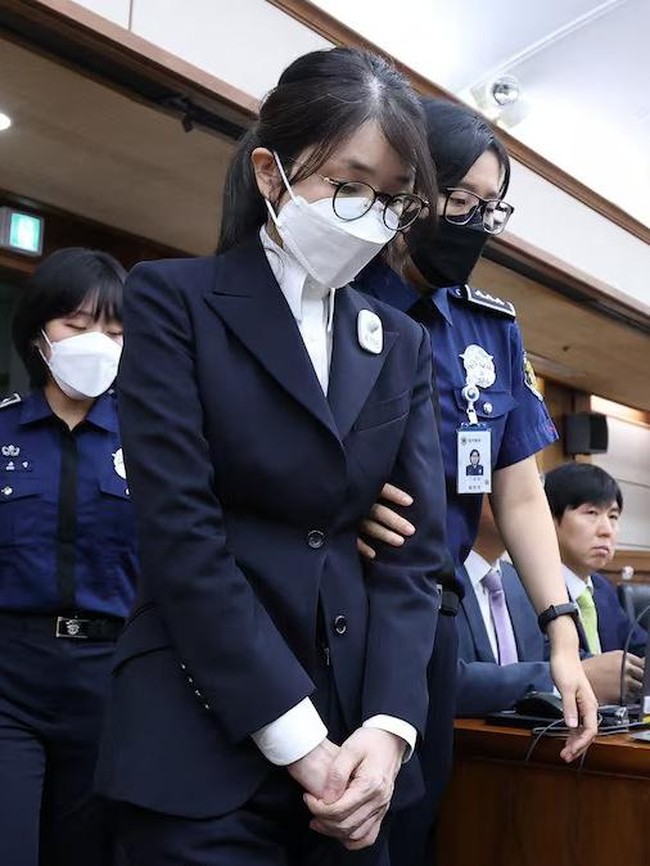 Semua bermula dari sebuah tas desainer. Kemudian bertambah menjadi dua, disusul kalung berlian mewah dan berbagai hadiah lainnya. Kini, rangkaian kemewahan itu berujung pada hukuman penjara bagi mantan ibu negara Korea Selatan. Foto: Chung Sung-Jun/Pool via REUTERS Purchase Licensing Rights