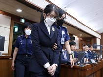 Gaya Mantan Ibu Negara Korsel Jalani Sidang Perdana Kasus Korupsi