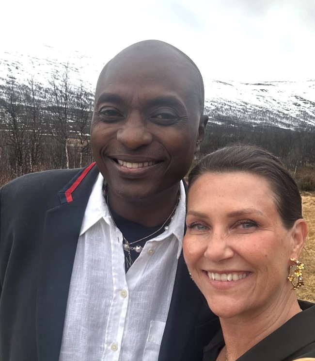 Sementara itu, Shaman Durek Verrett dikenal sebagai dukun generasi keenam. Melalui situs resminya, ia mengklaim ingin mengembalikan kekuatan ke tangan individu agar bisa hidup secara sadar dan autentik. Foto: dok. Instagram @iam_marthalouise