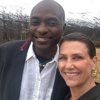 Sementara itu, Shaman Durek Verrett dikenal sebagai dukun generasi keenam. Melalui situs resminya, ia mengklaim ingin mengembalikan kekuatan ke tangan individu agar bisa hidup secara sadar dan autentik. Foto: dok. Instagram @iam_marthalouise