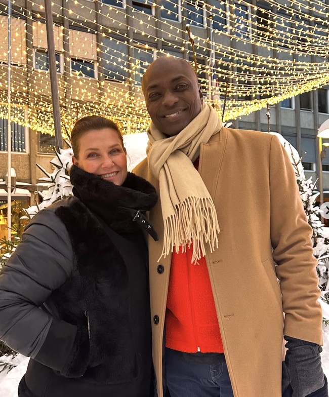 Pasangan ini tak lepas dari kritik, terutama terkait keyakinan alternatif Verrett. Salah satu klaimnya dalam buku tahun 2019 yang menyebut “kanker anak disebabkan oleh ketidakbahagiaan” menuai kecaman, hingga penerbit Norwegia menolak merilis buku tersebut. Di Norwegia, komentar negatif kerap ditujukan kepada mereka.  Foto: dok. Instagram @iam_marthalouise