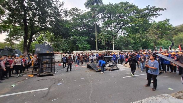 Massa buruh mulai tinggalkan Patung Kuda (Taufiq/detikcom)
