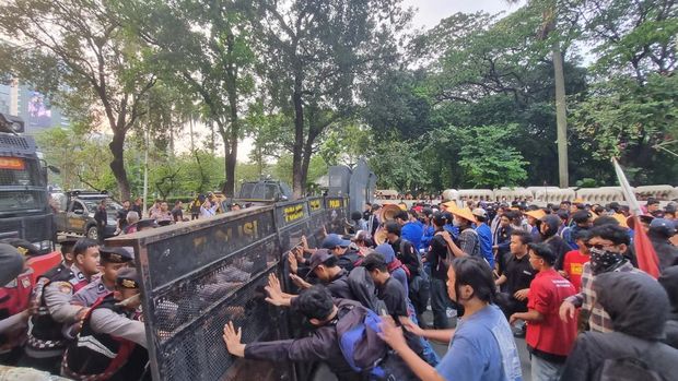 Massa buruh mulai tinggalkan Patung Kuda (Taufiq/detikcom)