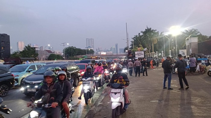 Massa Hari Tani di Depan DPR bubar