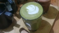 Dengan harga mulai Rp 20.000 kamu bisa menikmati racikan matcha latte di kafe gerobakan bernama Kopi Kelink atau Colink. Kafe kaki lima ini berada di kawasan Duri Kepa, Jakarta Barat. Foto: Google Review/kopi_kelink