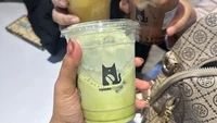 Matcha latte di TOMORO COFFEE juga tak kalah jadi favorit. Harganya dibanderol Rp 27.000. Matcha lattenya creamy dengan rasa matcha kuat yang khas. Google Review/Tamagocaan Foto: Instagram/Google Review