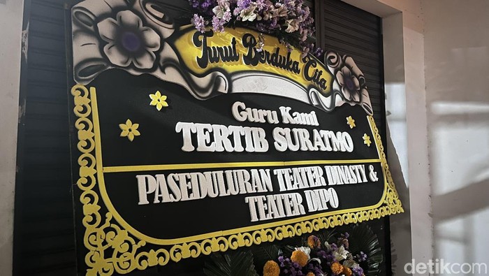 Karangan bunga di rumah duka mendiang seniman pembuat wayang karton Mbah Tertib, Jogja, Rabu (24/9/2025).