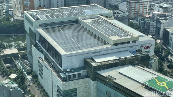 Melihat dari Udara Atap Panel Surya di Mal Jakarta