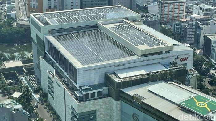 Atap  Pembangkit Listrik Tenaga Surya (PLTS) terbesar di bilangan Jakarta Pusat terpasang di salah satu pusat perbelanjaan di Jakarta, Grand Indonesia. Kapasitas energi listrik yang bisa dihasilkan dari panel surya ini sebanyak 1,4 megawatt peak (MWp).