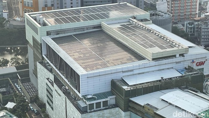 Atap  Pembangkit Listrik Tenaga Surya (PLTS) terbesar di bilangan Jakarta Pusat terpasang di salah satu pusat perbelanjaan di Jakarta, Grand Indonesia. Kapasitas energi listrik yang bisa dihasilkan dari panel surya ini sebanyak 1,4 megawatt peak (MWp).