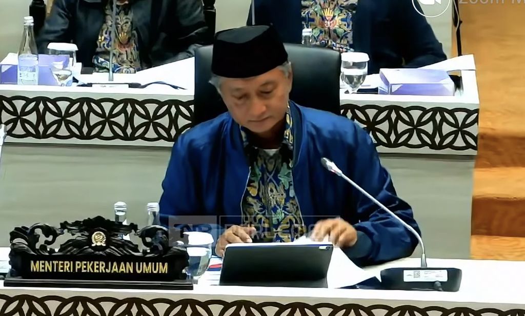 Menteri Pekerjaan Umum (PU) Dody Hanggodo saat mengikuti rapat dengan Komisi V DPR RI di Gedung DPR/MPR, Jakarta, Rabu (24/9/2025). (Tangkapan Layar Youtube/TVR PARLEMEN)