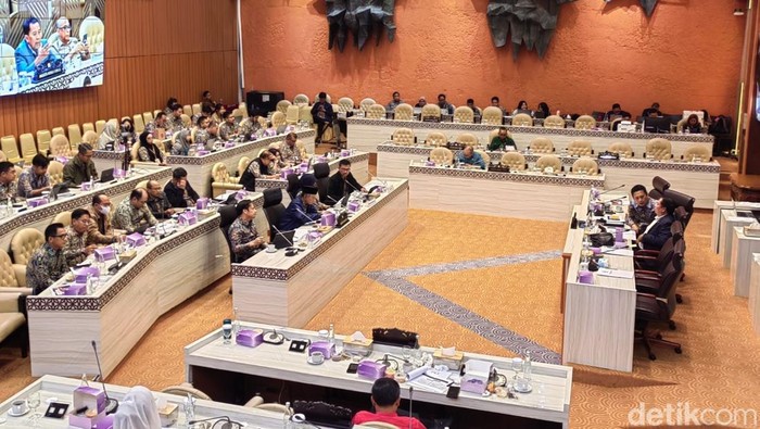 Menteri PU rapat dengan Komisi V