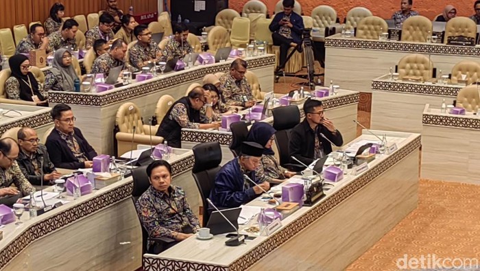 Menteri PU rapat dengan Komisi V
