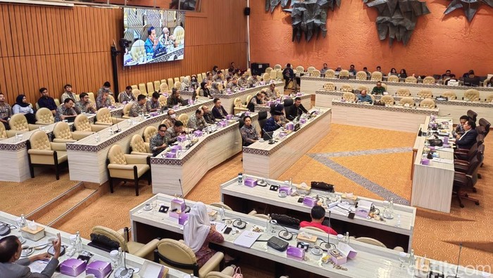 Menteri PU rapat dengan Komisi V