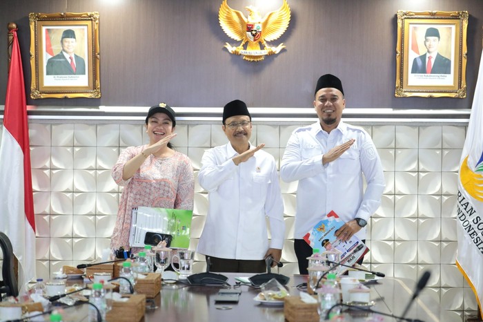 Menteri Sosial Saifullah Yusuf (Gus Ipul) menemui Bupati Indragiri Hulu, Ade Agus Hartanto, dan Bupati Dharmasraya, Annisa Suci Ramadhani, di Kantor Kementerian Sosial, Jakarta, Rabu (24/9/2025).