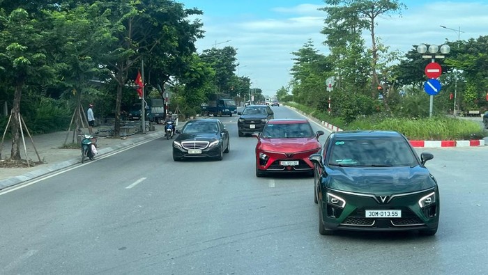 Merek mobil listrik asal Vietnam, VinFast (kanan) berambisi jadi pemain utama di Indonesia
