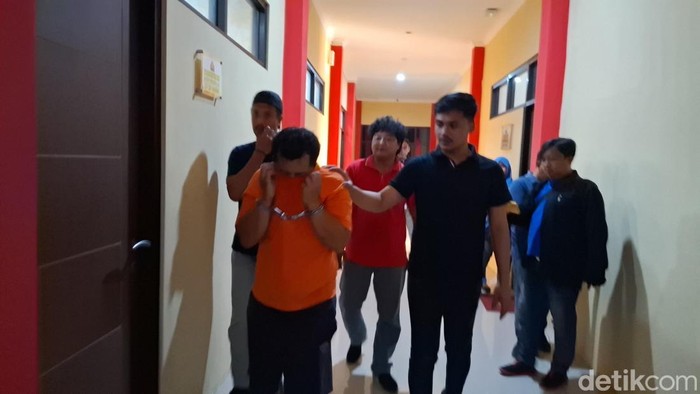 MM (36) saat dikeleker di Polres Bangkalan