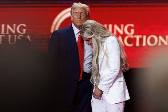 “Dia adalah martir bagi kebebasan Amerika. Saya tahu saya berbicara untuk semua yang hadir di sini ketika saya mengatakan bahwa Charlie tidak akan pernah dilupakan, tidak sekarang, tidak juga oleh sejarah,” ujar Trump. Foto: Getty Images/Joe Raedle