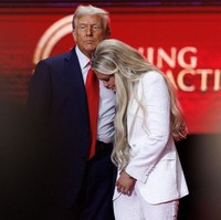 “Dia adalah martir bagi kebebasan Amerika. Saya tahu saya berbicara untuk semua yang hadir di sini ketika saya mengatakan bahwa Charlie tidak akan pernah dilupakan, tidak sekarang, tidak juga oleh sejarah,” ujar Trump. Foto: Getty Images/Joe Raedle