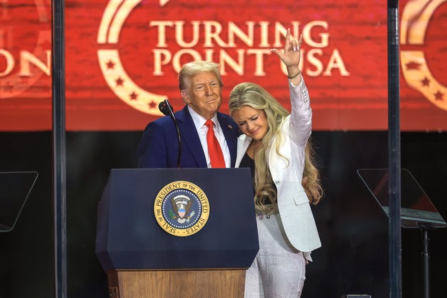 Dalam suasana duka, Erika Kirk menyampaikan pesan mengejutkan. Ia menegaskan bahwa meski kehilangan suami tercinta, ia memilih untuk memberikan maaf kepada pelaku penembakan, Tyler Robinson (22), yang kini terancam hukuman mati. Foto: Getty Images/Joe Raedle