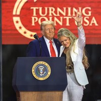 Dalam suasana duka, Erika Kirk menyampaikan pesan mengejutkan. Ia menegaskan bahwa meski kehilangan suami tercinta, ia memilih untuk memberikan maaf kepada pelaku penembakan, Tyler Robinson (22), yang kini terancam hukuman mati. Foto: Getty Images/Joe Raedle