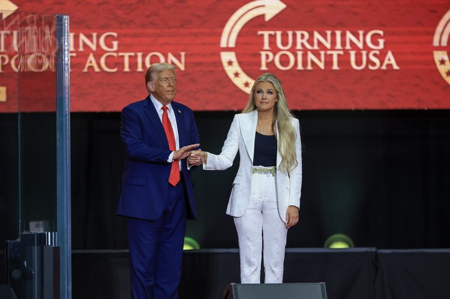 FoRibuan orang memadati State Farm Stadium, Arizona, AS, pada Minggu (21/9/2025) untuk menghadiri acara penghormatan terakhir bagi aktivis konservatif Amerika Serikat Charlie Kirk, yang tewas ditembak di sebuah kampus di Utah. Foto: Getty Images/Joe Raedle