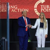 FoRibuan orang memadati State Farm Stadium, Arizona, AS, pada Minggu (21/9/2025) untuk menghadiri acara penghormatan terakhir bagi aktivis konservatif Amerika Serikat Charlie Kirk, yang tewas ditembak di sebuah kampus di Utah. Foto: Getty Images/Joe Raedle