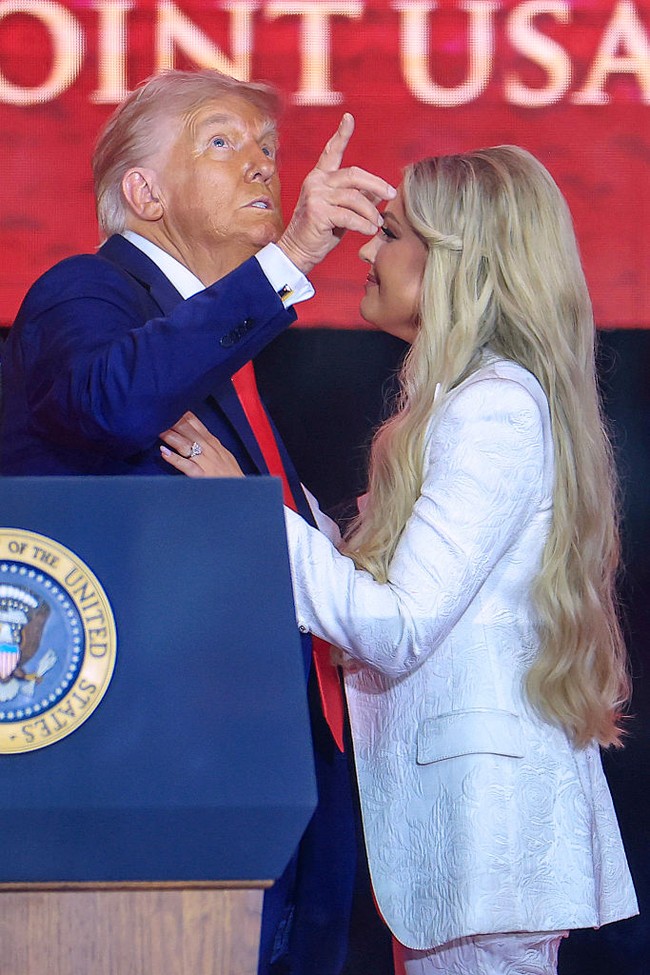 Sementara itu, dalam pidatonya, Trump menyebut Kirk sebagai pahlawan yang gugur demi kebebasan Amerika. Foto: Getty Images/Joe Raedle