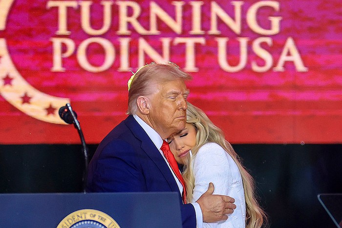 Momen Erika  Kirk Berpelukan dengan Donald Trump di Acara Memorial Charlie Kirk