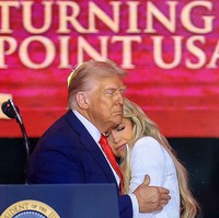Dalam momen tersebut, tampak Donald Trump memeluk istri mendiang Charlie Kirk, Erika. Foto: Getty Images/Joe Raedle