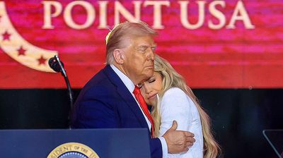 7 Momen Janda Charlie Kirk Berpelukan dengan Donald Trump, Jadi Sorotan