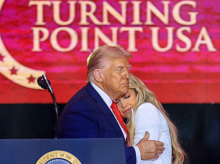 7 Momen Janda Charlie Kirk Berpelukan dengan Donald Trump, Jadi Sorotan