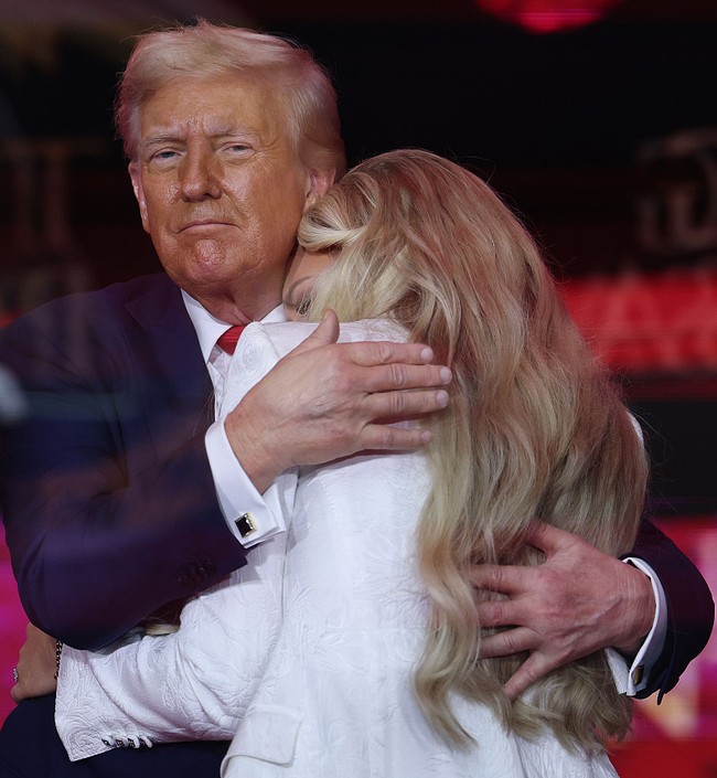 Haru biru tampak menyelimuti Erika yang menangis dalam pelukan Trump.  Foto: Getty Images/Joe Raedle