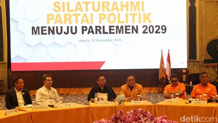 Ketua Umum Partai Hanura Oesman Sapta Odang (OSO), Sekjen Hanura Benny Rhamdani, Ketua Umum Partai Buruh Said Iqbal, dan Sekjen Perindo Ferry Kurnia Rizkiyansyah berkumpul di Kediaman OSO, Jakarta, Rabu (24/9/2025).