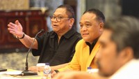 Dalam layar besar di sana, tertulis tema acara adalah Silaturahmi Partai Politik Menuju 2029. OSO memimpin pertemuan tersebut.