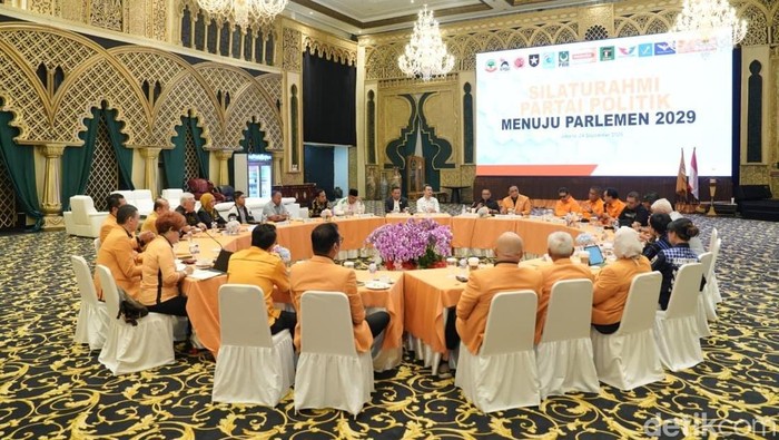 Ketua Umum Partai Hanura Oesman Sapta Odang (OSO), Sekjen Hanura Benny Rhamdani, Ketua Umum Partai Buruh Said Iqbal, dan Sekjen Perindo Ferry Kurnia Rizkiyansyah berkumpul di Kediaman OSO, Jakarta, Rabu (24/9/2025).