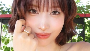 Momo TWICE tampil effortless dengan strapless pastel yang manis banget. Foto: Instagram Momo TWICE