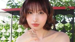 Perhiasan minimalis bikin gaya Momo makin classy tanpa ribet. Foto: Instagram Momo TWICE