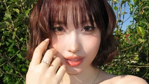 Rambut pendek bergelombang + makeup tipis = kombinasi sempurna! Foto: Instagram Momo TWICE