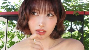 Senyum tipis Momo sukses bikin fans melting seketika. Foto: Instagram Momo TWICE