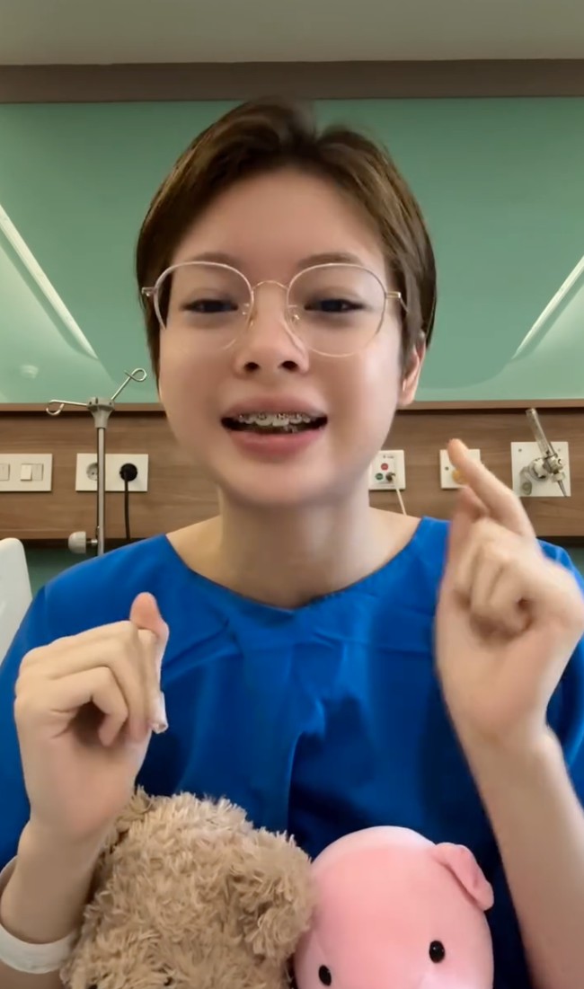 Akhir bulan Agustus lalu Nada Tarina Putri mengunggah video yang mengungkap alasannya tak lagi latihan balet. Rupanya hal tersebut karena ia menderita skoliosis yang cukup parah hingga akhirnya memutuskan untuk operasi. Foto: Instagram/@nada_tarina_putri