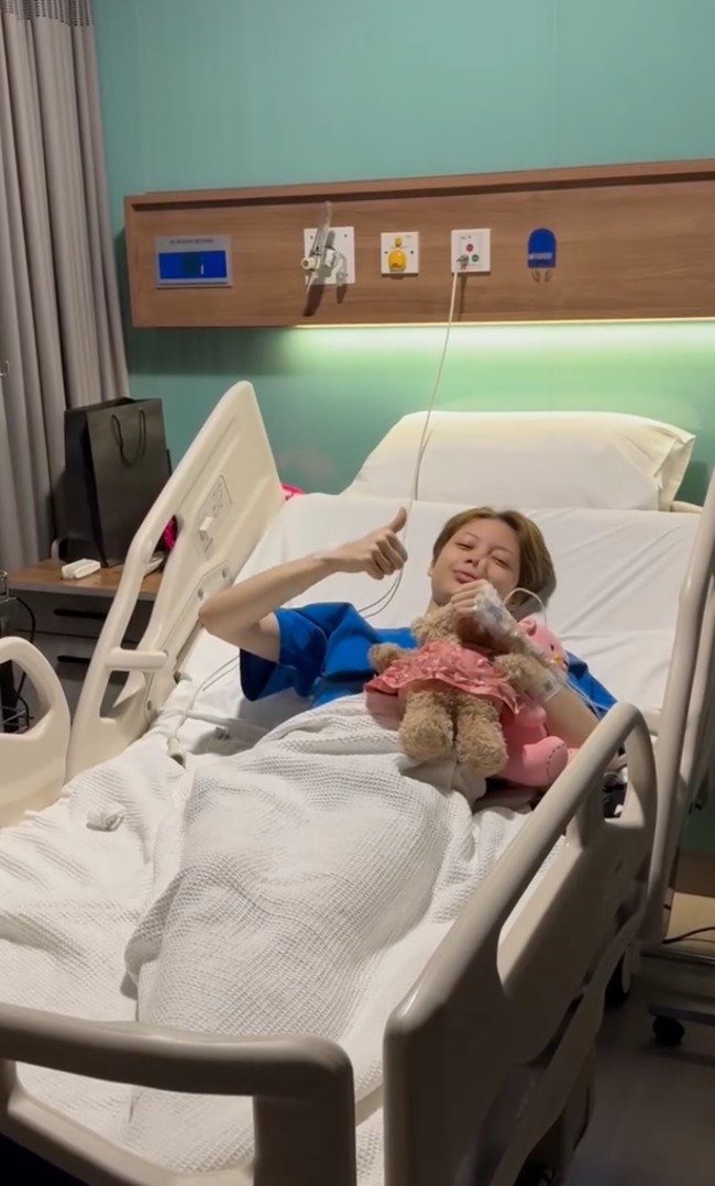 Setelah operasi, Nada harus kembali belajar duduk, berjalan, berdiri, dan melakukan beragam aktivitas. Diakui Nada walau setelah operasi dirinya masih pusing, namun di hari pertama ia sudah berhasil duduk, berdiri, dan berjalan. Foto: Instagram/@nada_tarina_putri