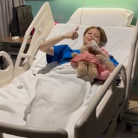 Setelah operasi, Nada harus kembali belajar duduk, berjalan, berdiri, dan melakukan beragam aktivitas. Diakui Nada walau setelah operasi dirinya masih pusing, namun di hari pertama ia sudah berhasil duduk, berdiri, dan berjalan. Foto: Instagram/@nada_tarina_putri