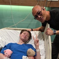 Saat pemulihan pasca operasi, Nada juga didampingi oleh ayah angkatnya, Deddy Corbuzier. Terlihat Nada yang masih lemas terbaring di ranjang rumah sakit sambil memeluk 2 boneka kesayangannya. Foto: Instagram/@nada_tarina_putri