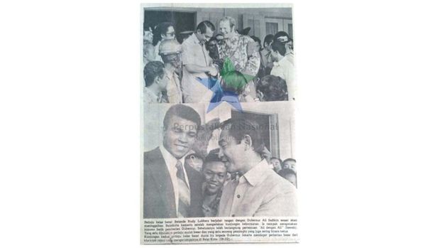 Pada bulan Oktober 1973, 2 orang Petinju dunia  datang ke Indonesia. Satu dari Belanda bernama Rudy Lubbers dan satu lagi dari Amerika Serikat yaitu Muhammad Ali. Keduanya  disambut oleh Gubernur DKI Jakarta Ali Sadikin. (Dok. Perpusnas)