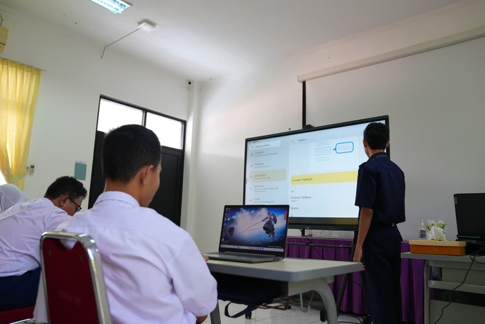 Papan Interaktif Digital atau yang disebut Interactive Flat Panel (IFP) pada siswa tunanetra